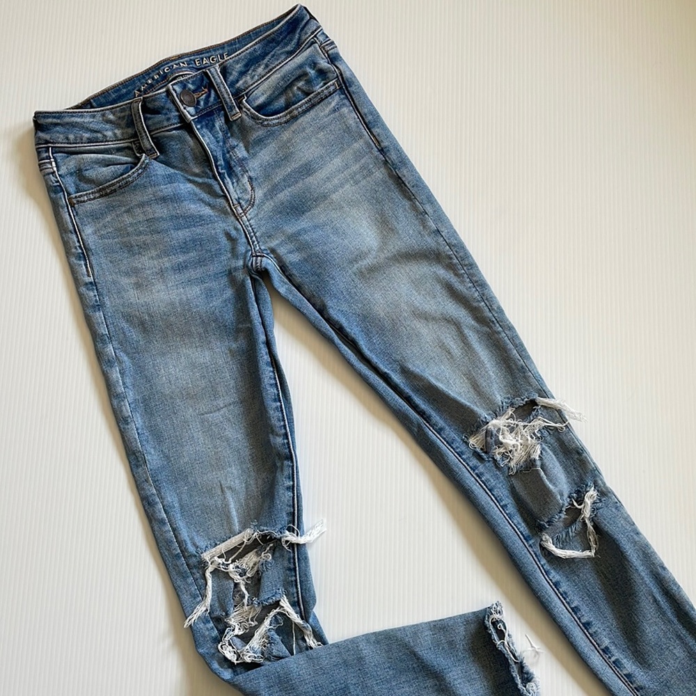American Eagle Super Stretch distressed Jegging. Size 2